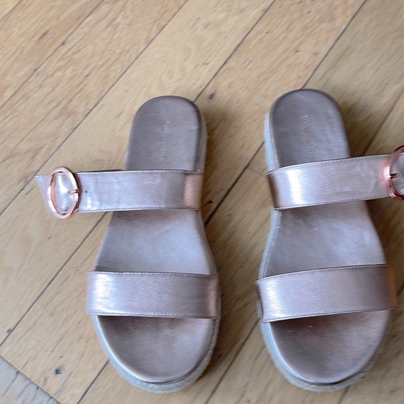 STUART WEITZMAN
Mykonos Metallic Leather Espadrille Sandals. Size 6 - Picture 4 of 10